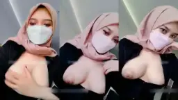 Hijab Camilla Sange, Pamer Tete Montok