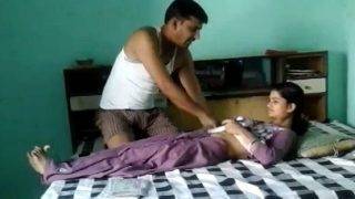 Pembantu India nyedot susu di rumah, bikin makin tegang.