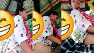 Seorang cewek Assam naik turun di kontol pacarnya sambil ngewe liar di alam terbuka.