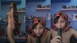 Skandal Mahasiswi MeruChan Hijab Part 1, Coli Sambil Ngintip Kamar Mandi.