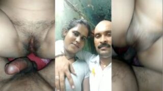 Video desi kampung: Kontol keras nusuk memek muda mulus sampai basah
