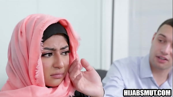Gadis berjilbab dipaksa ngewe sama bule Amerika, nggak bisa tolak.