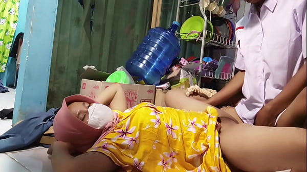 Ibu tiri ngajak ngentot pas mau berangkat sekolah, bikin ngaceng di pagi buta