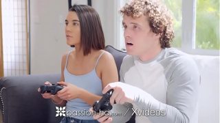 Kakak Tiri Ngewe Kontol Besar! Main Game Jadi Mulus.