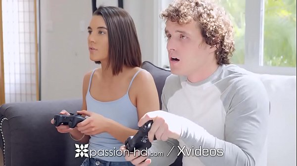 Kakak Tiri Ngewe Kontol Besar! Main Game Jadi Mulus.