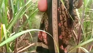 Ibu dan anak tiri ngentot di luar rumah kampung