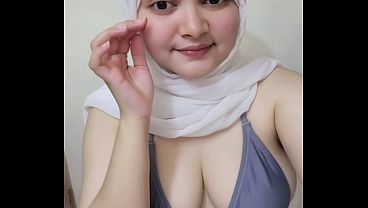 Hari-hari pertama goyangin pantat pake hijab, bikin makin basah.