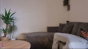 Ibu tiri lihat kontol kaku anak tiri pas lagi bersihin, bantu keluarin di pantat gede bulatnya.