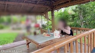 Ngentot di luar bareng bule Thailand, basah kuyup nungguin kontol gede masuk.