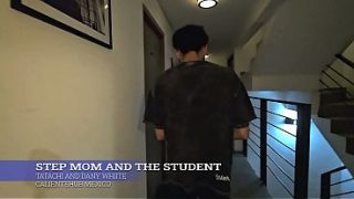 Ibu tiri lagi ngajar muridnya yang lagi panas, di kamar gelap sambil main-main.
