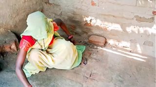 Desi village wife pake shari ketat, kontol gede tembusin memek dari belakang, anal brutal, baju seksi, full adegan panas kayak web series Hindi.