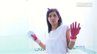 Pembantu hotel pake sarung tangan karet, bungkukin badan sambil bersihin shower, bikin lihat-lihat.