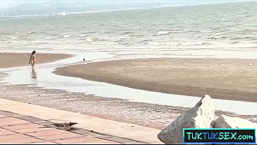 Gadis Thailand dijemput di pantai, siap digaruk kontol bule gede