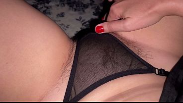 Tonton ibu nakal ini mainin memek berbulu lebatnya. POV dari pandangan pertama.