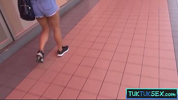 Gadis lokal Thailand digebet di dalam tuk-tuk, langsung digiring ke hotel buat main-main.