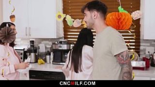 Ibu tiri baru Marica langsung disuruh nerima aturan keluarga yang bebas dipakai kapan aja.