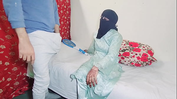 Goblok lu, ngentot memek tebal pacar India montok sambil ngomong jorok bahasa Hindi, kontol gede gua tusuk-tusuk pantat gede dia.