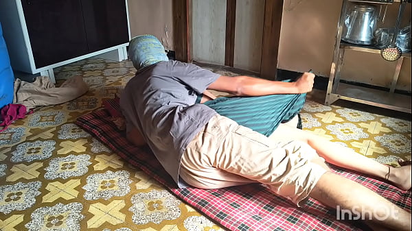 Ngentot adik tiri manisku di dapur, sambil bikin meja goyang-goyang.