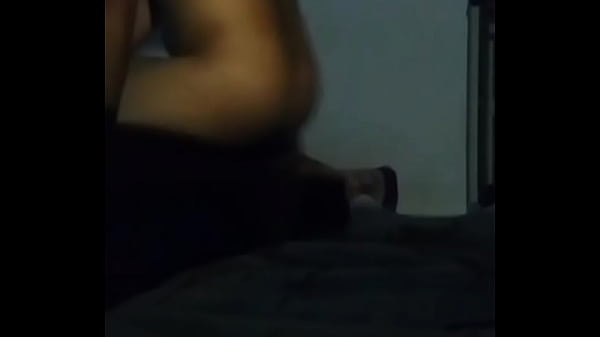 Istri main belakang, goyang di ranjang orang.