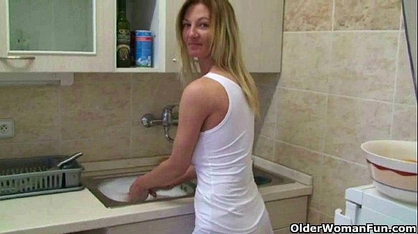 Mama bikin video coli sendiri di rumah, hot banget!