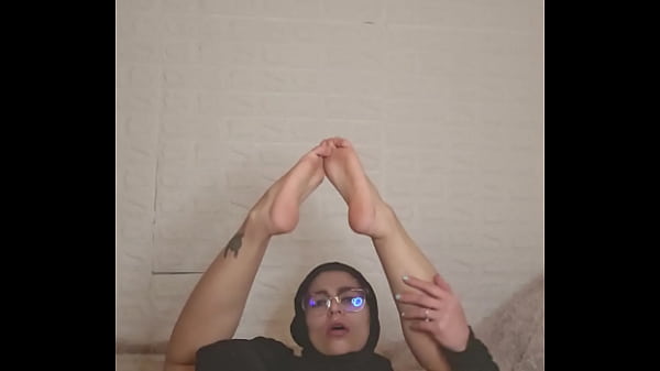Ibu Rumah Tangga Arab Mia Pamer Kaki Mulus dari Bawah Niqab, Bikin Liur Kering
