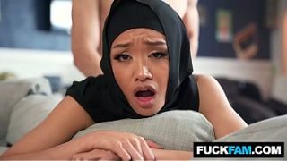 Tubir lihat cewek hijab dikenalin budaya barat, Jade Kimiko makin liar sama Parker Ambrose.