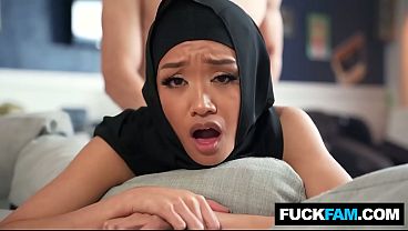 Tubir lihat cewek hijab dikenalin budaya barat, Jade Kimiko makin liar sama Parker Ambrose.