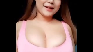 Gadis India dengan tubuh montok menggoda, siap dimanjakan oleh sentuhan liar.