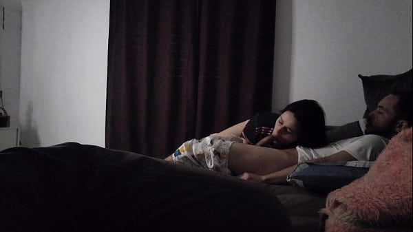 Tia gata sengaja bikin rencana biar bisa berbagi sofa sama keponakan, dijamin panas.