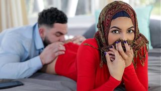 Stepbokep ngajarin hijab stepnya soal ranjang sebelum nikah – Hijab panas