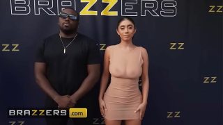 BRZZERS – Violet Myers Colokin Lubang Bokongnya ke Kamera Paparazi