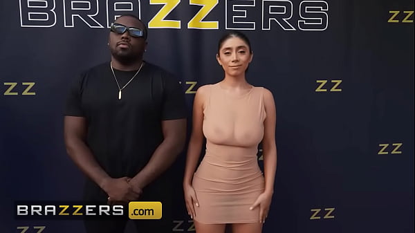 BRZZERS – Violet Myers Colokin Lubang Bokongnya ke Kamera Paparazi