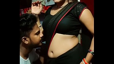 Desi bhabhi saree navel hot romance, bikin makin pengen.