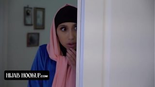Penuh nafsu, gadis cantik berhijab dengan pantat sempurna digebah habis-habisan oleh instruktur bejat