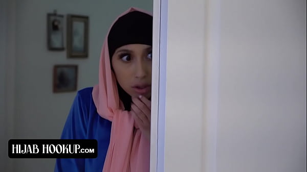 Penuh nafsu, gadis cantik berhijab dengan pantat sempurna digebah habis-habisan oleh instruktur bejat