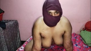 Make-up cewek binal ngewe model India seksi di rumah, suara Hindi bikin makin panas.