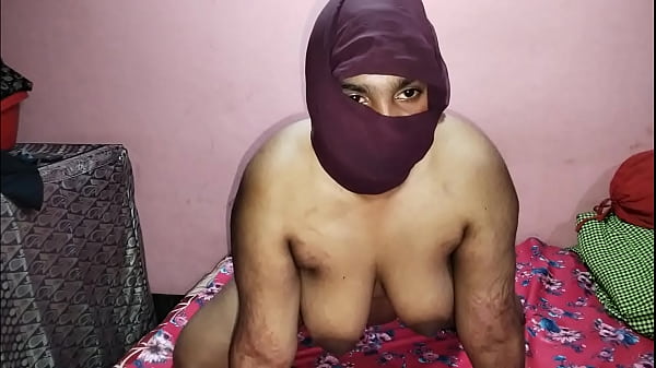 Make-up cewek binal ngewe model India seksi di rumah, suara Hindi bikin makin panas.