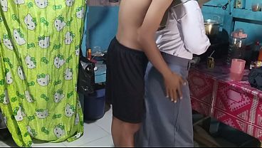 Ngentot adik ipar di dapur, pas mau berangkat sekolah, makin greget kena ciuman basah.