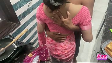 Desi Bhabhi dapur lagi masak, tiba-tiba digebukin dari belakang, crot di pantat!