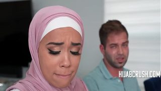 Bantuin stepsi Arab ku biar nggak kaku, bikin dia lebih liar di ranjang | HijabCrush
