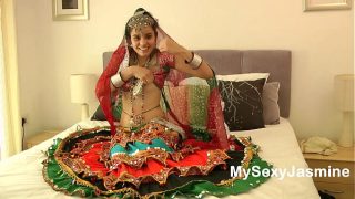 Nih cewek Gujarat, Jasmine Mathur, goyang Garba bikin mendingan, pinggulnya ngebor langsung bikin gregetan.