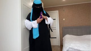 Istri arab berhijab lagi bersih-bersih nemu mainan sex, langsung minta digituin.