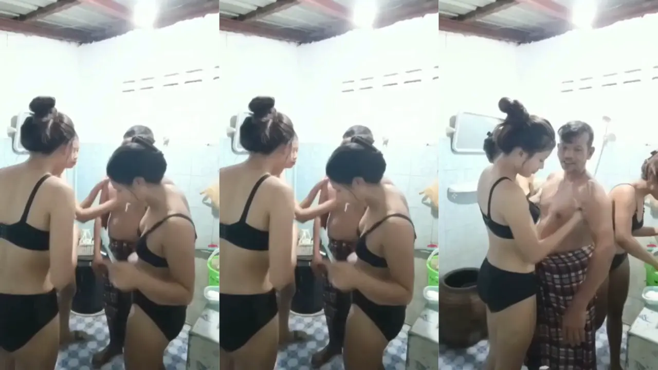Bapak lagi mandi bertiga sama anak-anak, basah-basahan penuh gairah.