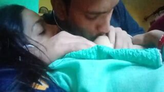 Ngempengin istrinya temen yang montok dan seksi banget, bikin makin pengen.