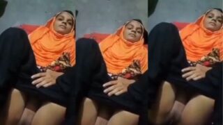Telanjang, ibu hijab nikmatin ngentot sama langganannya di Pakistan