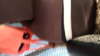 Señora culona sambil goyang pantat ke kantor, siap digarap di jalan.