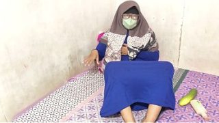 Cewek hijab Indonesia lagi mainin memek sampe basah.