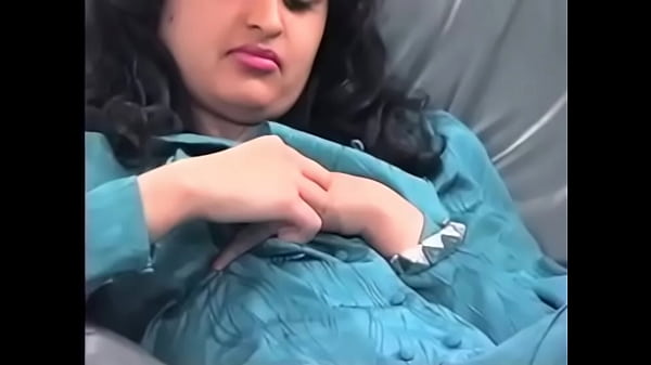 Ravina, cewek desi yang bikin makin pengen, basah kuyup nungguin sentuhan.