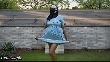Mahasiswi Hijab jogging di tempat umum, colok kontol demi duit