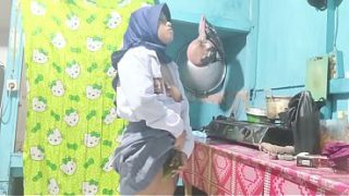 Siswi SMA crot di dapur, sambil ngocok memek basah kuyup.